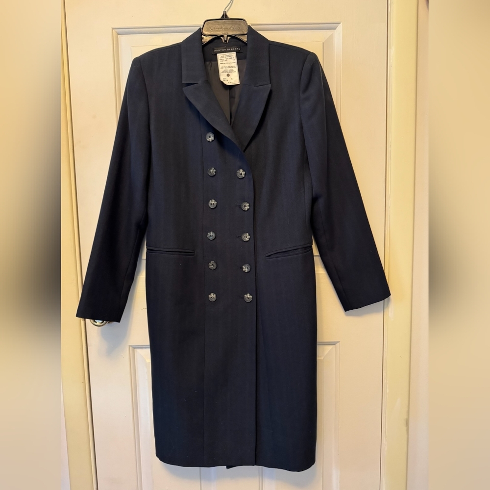Elegant Black, Double-Breasted, Women's Coat. Slightly Worn. In Good Condition.